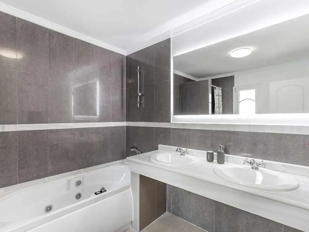 Villa Con Piscina Climatizada Y Vistas Al Golf Εστεπόνα